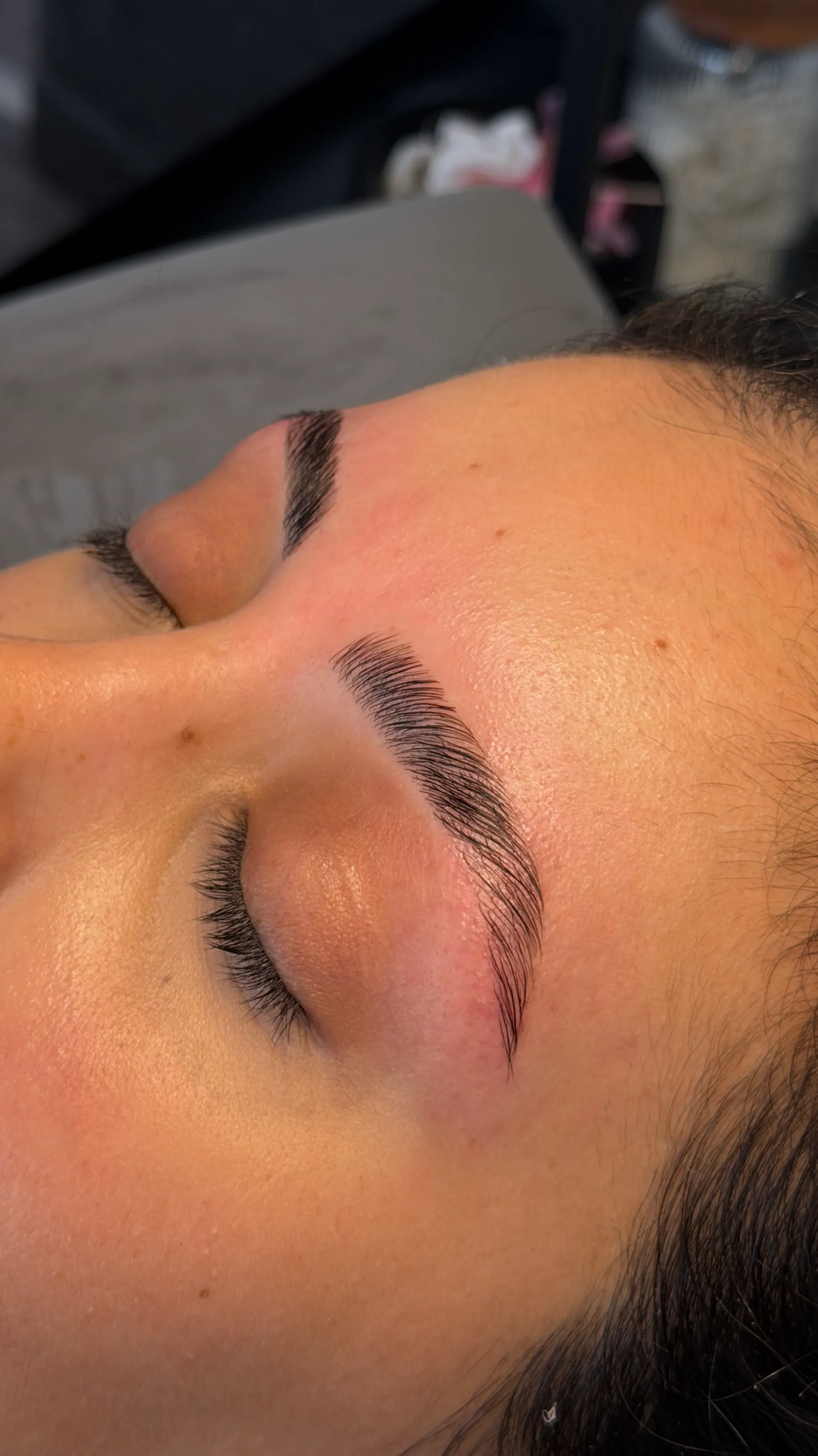 Gestylte, nach oben gelegte Augenbraue nach dem Brow Lift