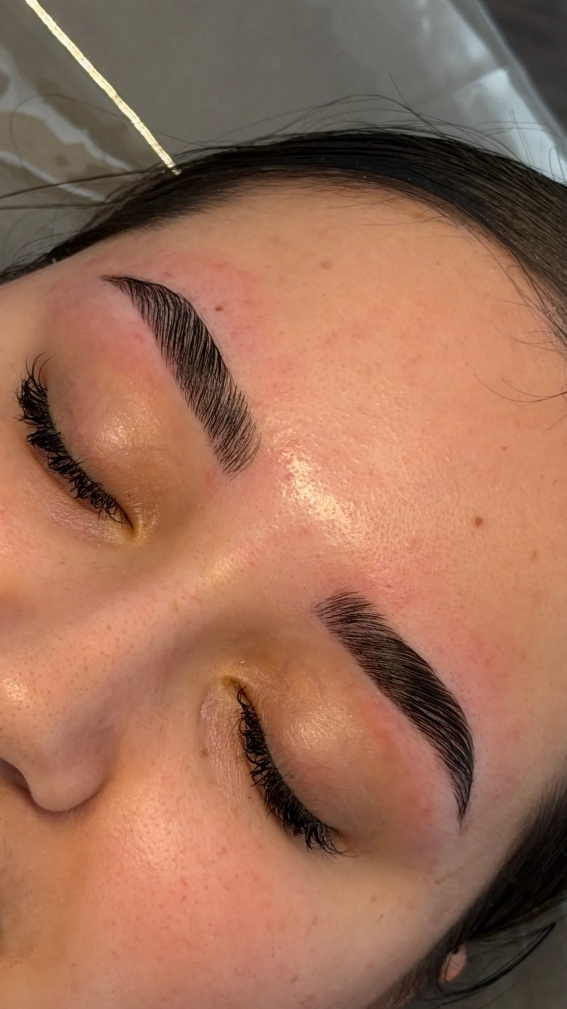 Brow Lift: beide Brauen gleichmäßig nach oben gekämmt