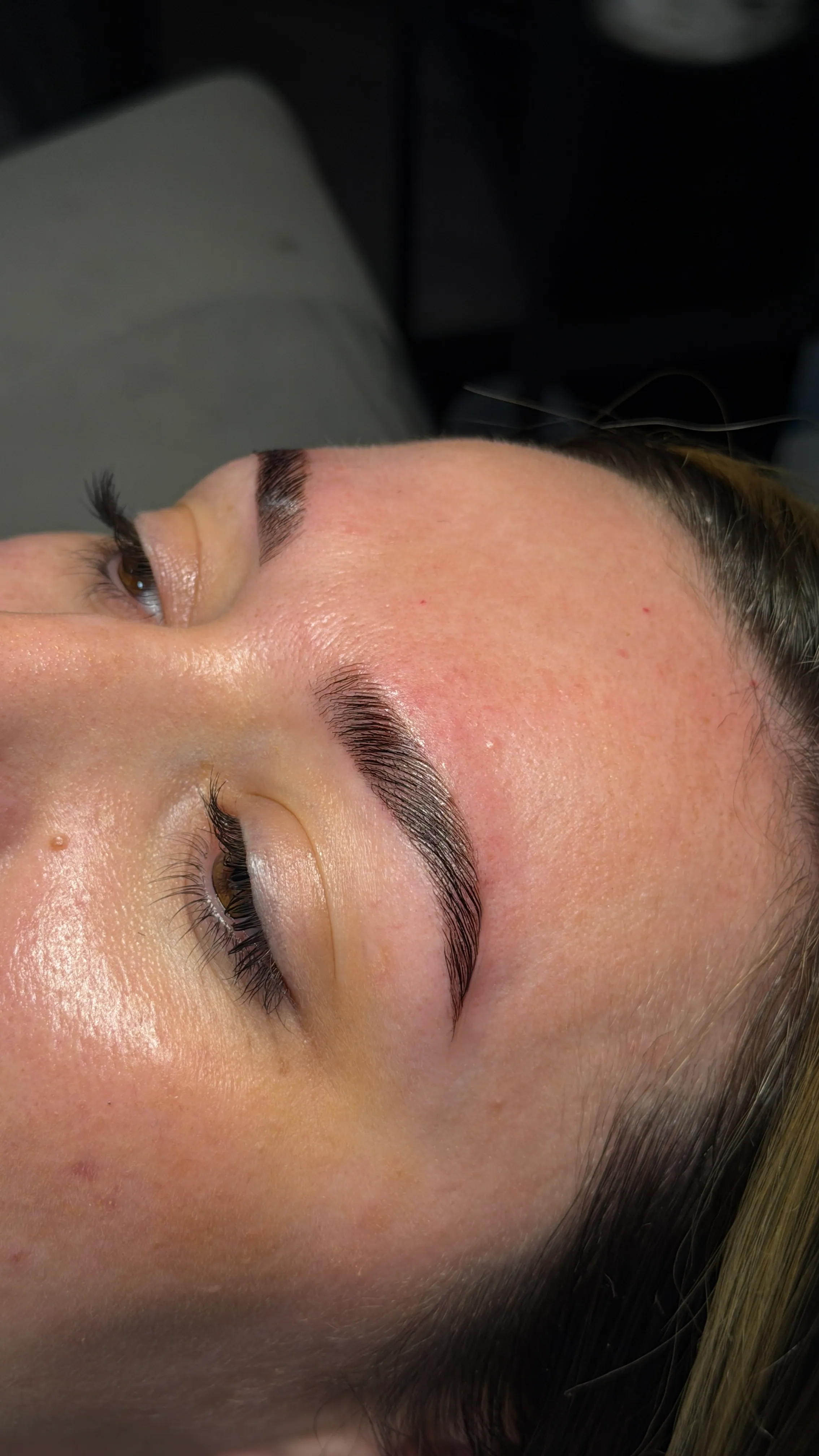 Dunkel gefärbte, geformte Braue nach Browshape und Tint