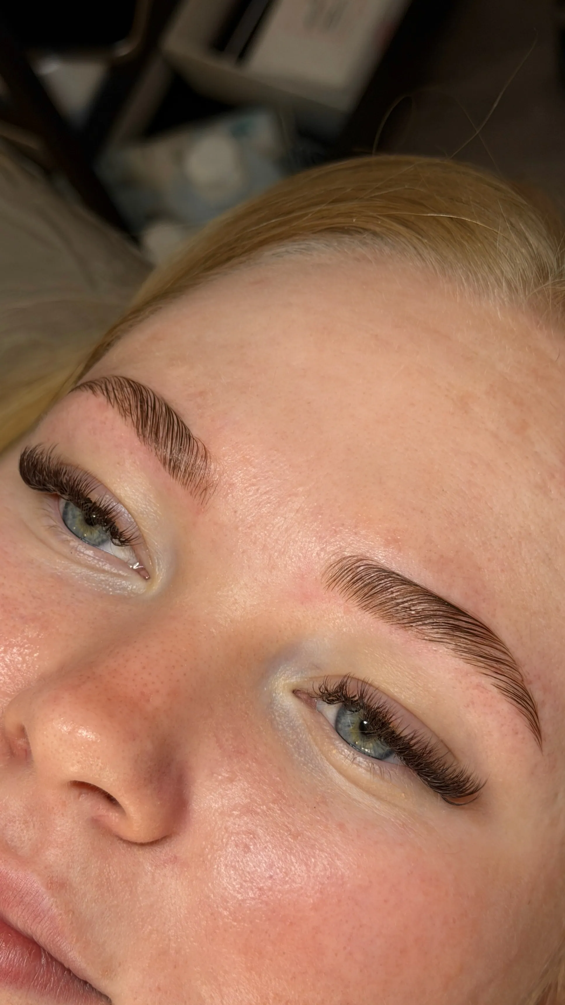 Kundin mit blonden Haaren und frisch gestylten Brauen