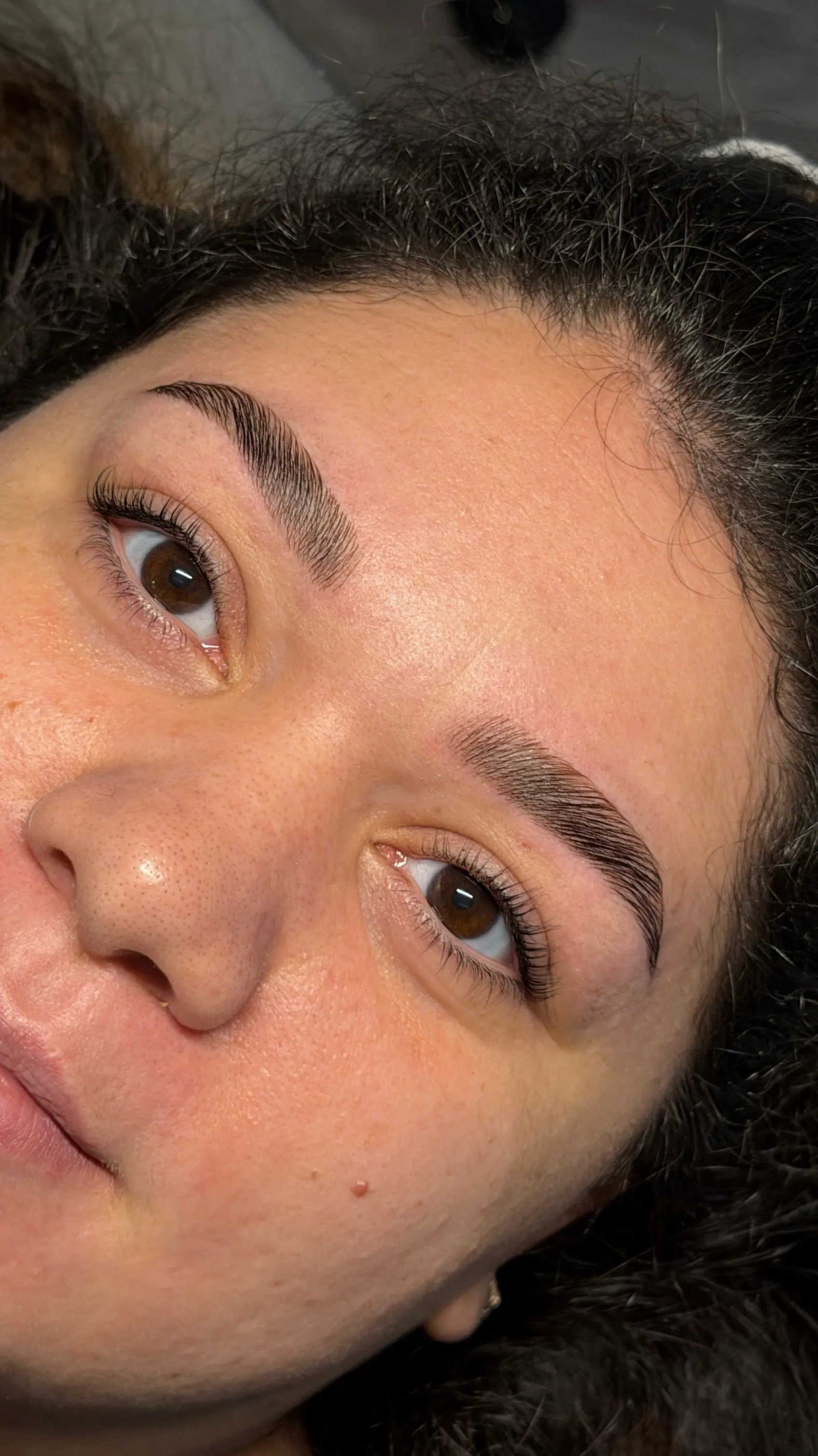 Kundin mit frisch gestylten Brauen und gelifteten Wimpern