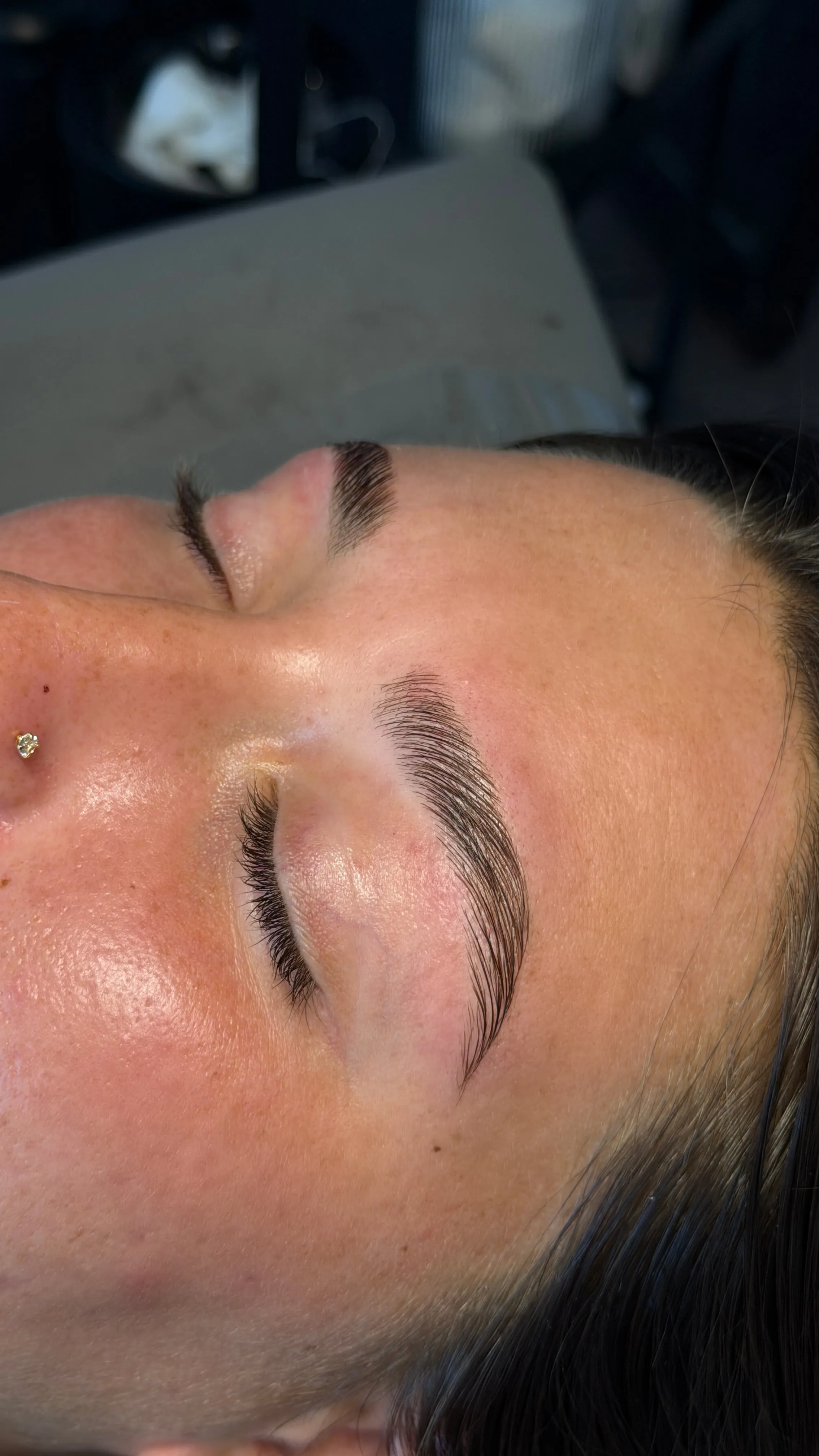Brow Lift im Profil: Härchen gleichmäßig nach oben gelegt