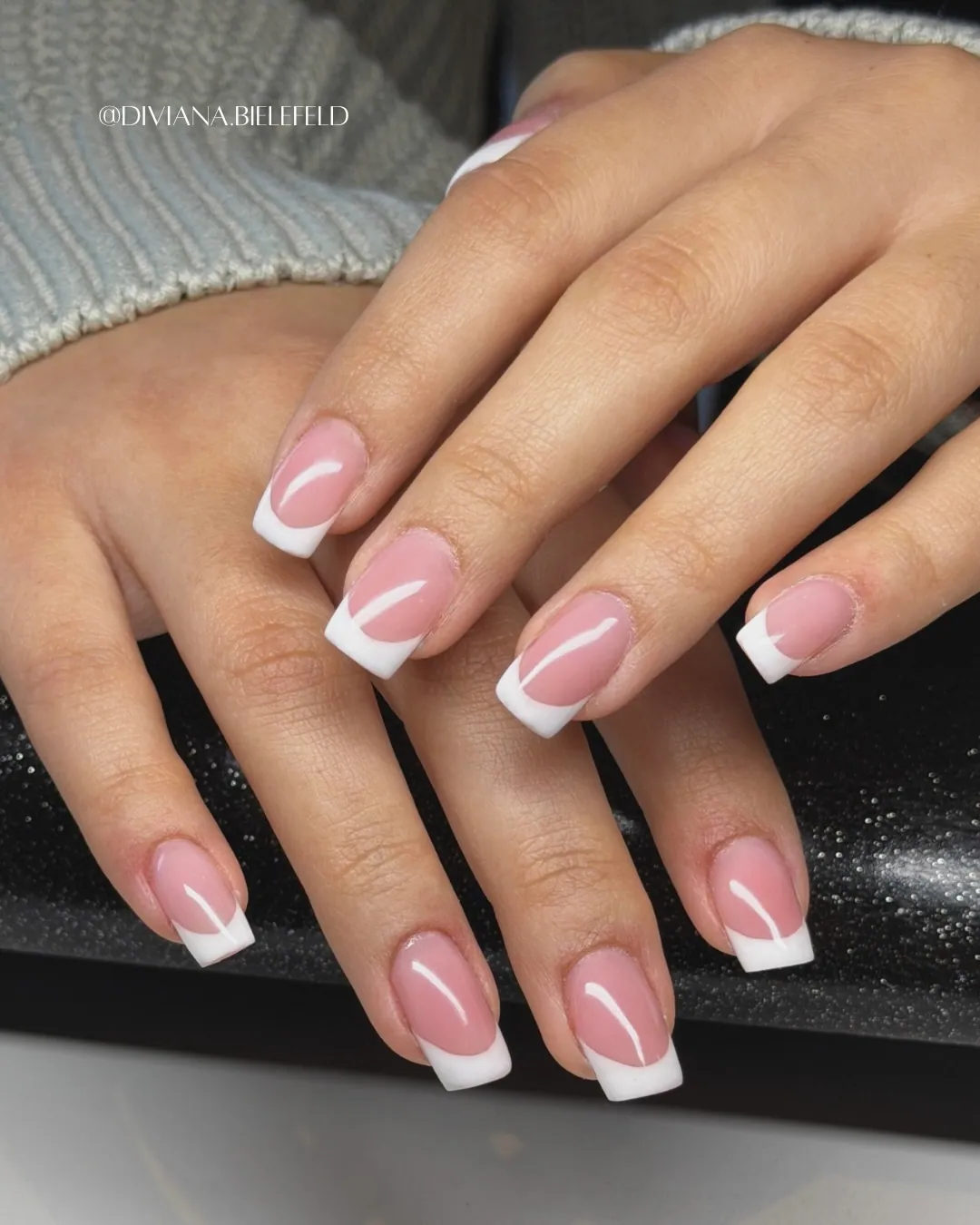 French Nails mit weißen Spitzen auf kurzen, eckigen Nägeln