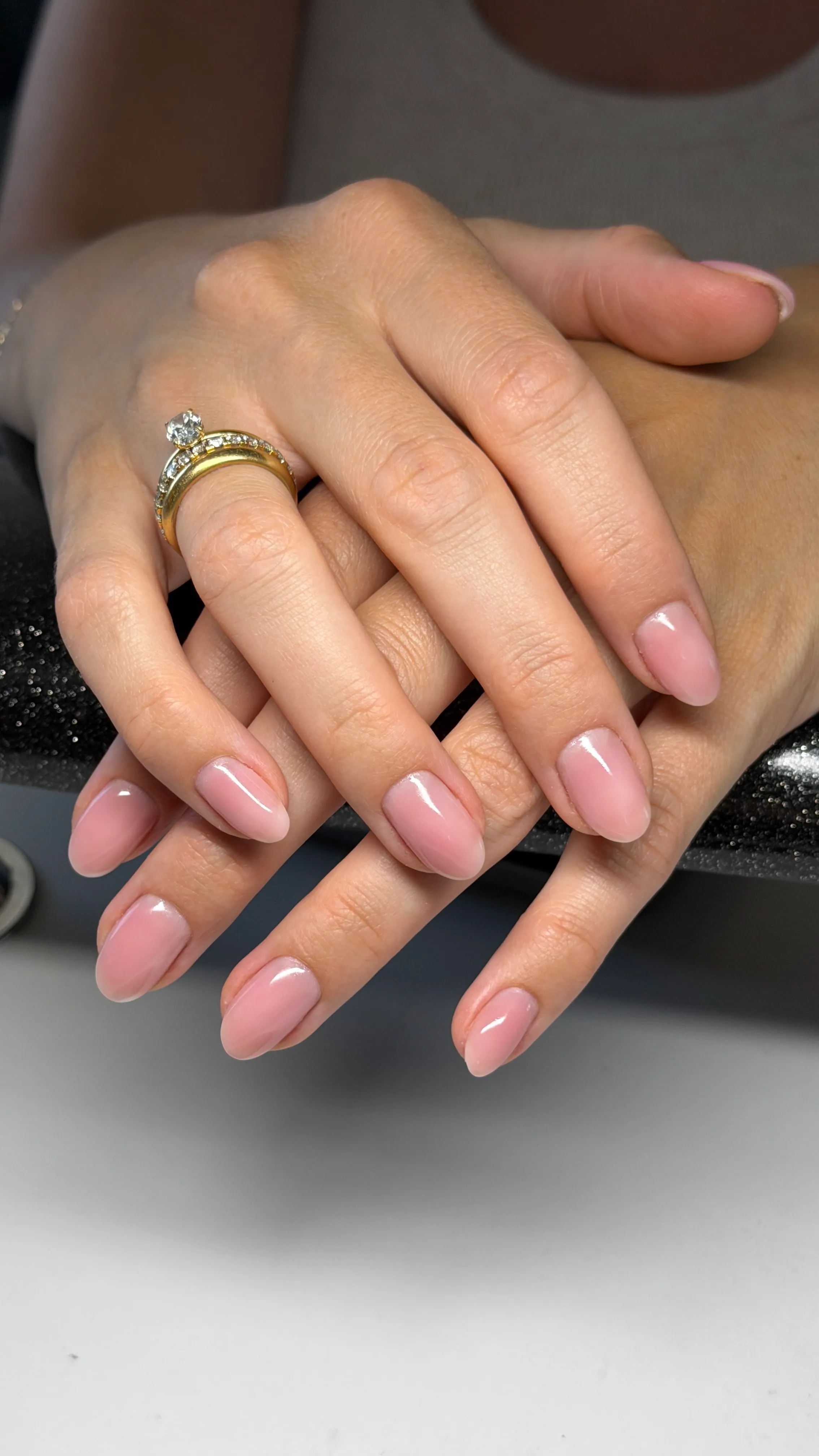 Natürliche rosa Gelnägel in Mandelform