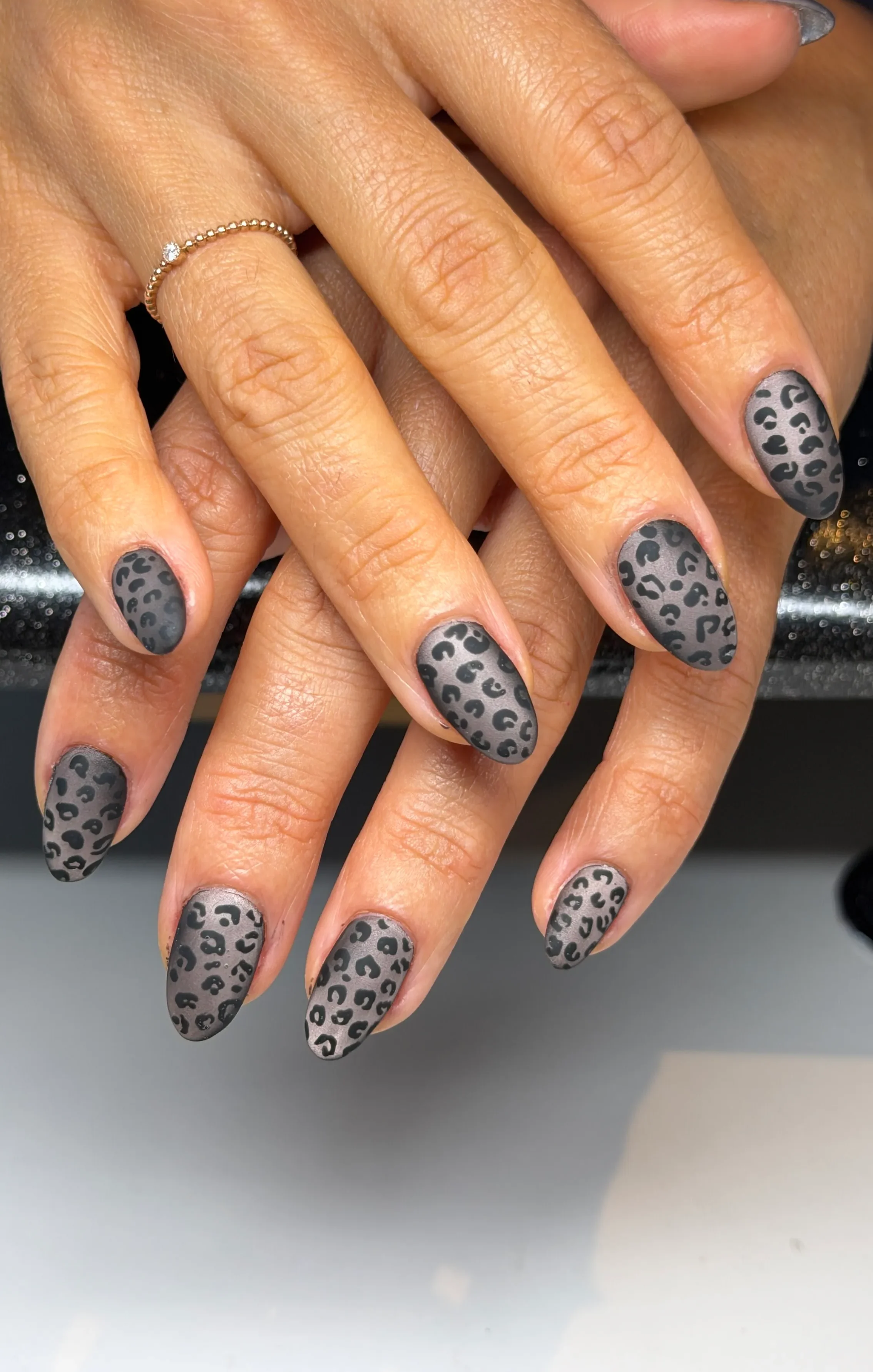 Graue Nägel mit Leopardenmuster