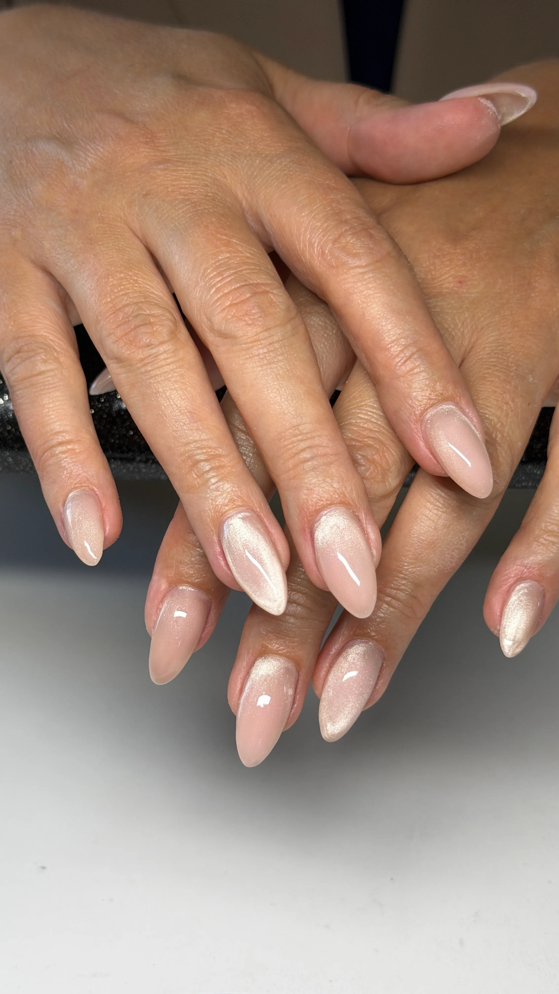 Nude Gelnägel in Mandelform
