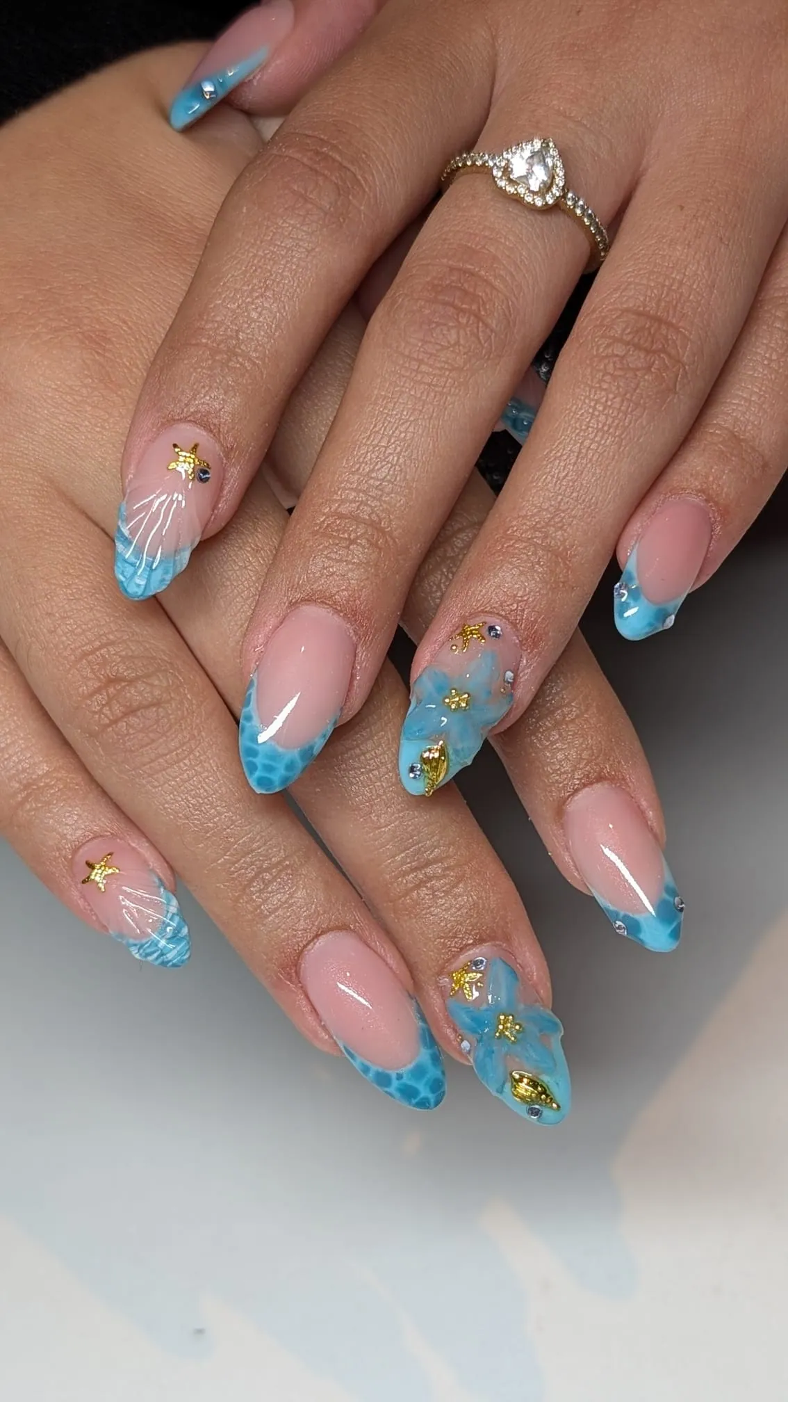 Nail Art in Hellblau mit French-Spitzen und Glitzersteinen